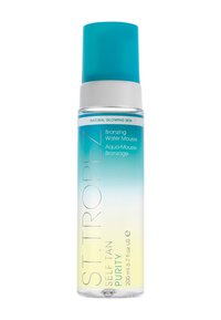 Mousse abbronzante in una bottiglia trasparente, con una gradazione che sfuma dal blu al giallo. Il testo bianco riporta il marchio e i dettagli del prodotto.