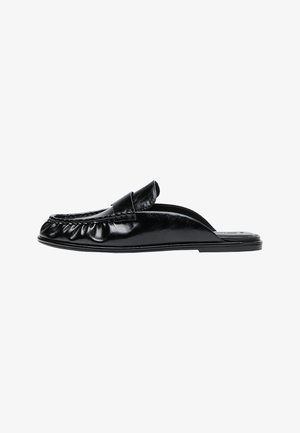 Mocassin noir en cuir sans arrière avec un petit talon et un devant cousu façon mocassin.