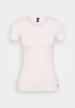 Ανοιχτό ροζ βαμβακερό t-shirt με στρογγυλή λαιμόκοψη, κοντά μανίκια, εφαρμοστή σχεδίαση και ένα μικρό κεντημένο λογότυπο κοντά στο στρίφωμα. Μαλακή, λεία υφή.