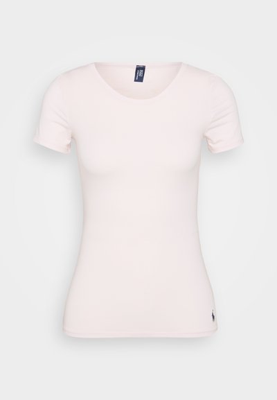 Šviesiai rožinė medvilninė marškinė su apvaliu iškirpimu, trumpomis rankovėmis, prigludusia forma ir mažai siuvinėtu logotipu prie apatinio krašto. Minkštas, lygus paviršius.