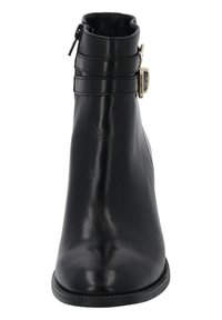 Černé kotníkové boty s hladkým, lesklým koženým povrchem. Mají dva kulaté popruhy blízko vrchu a zlatý kovový detail s přezkou. Zapínání na zip.