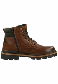 Bota de cuero marrón con acabado texturizado, suela de goma negra, cierre de cordones en el frente, cremallera lateral y panel de espiga verde en la parte trasera.