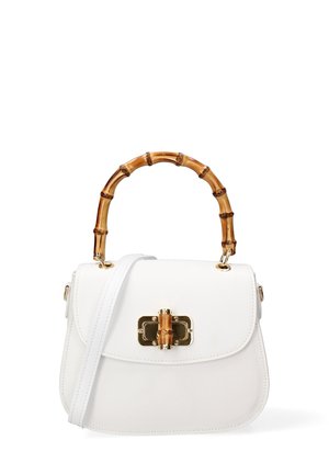 Witte leren handtas met een bamboe handgreep en gouden hardware. Voorzien van een flapsluiting en een afneembare schouderriem. Gladde textuur.