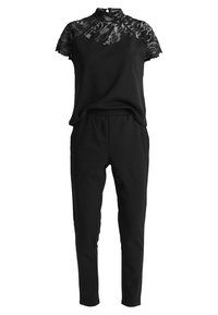 Czarny kombinezon z krótkim rękawem, koronkowym topem, wysokim kołnierzem oraz miękkimi spodniami z elastycznym pasem. Brak widocznych elementów metalowych.