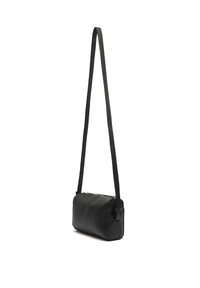 Borsa a tracolla rettangolare nera in pelle con lunga tracolla regolabile e chiusura a zip superiore, isolata su sfondo bianco.
