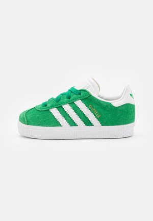 GAZELLE UNISEX - Sneakers basse - green/footwear white/gold metallic
