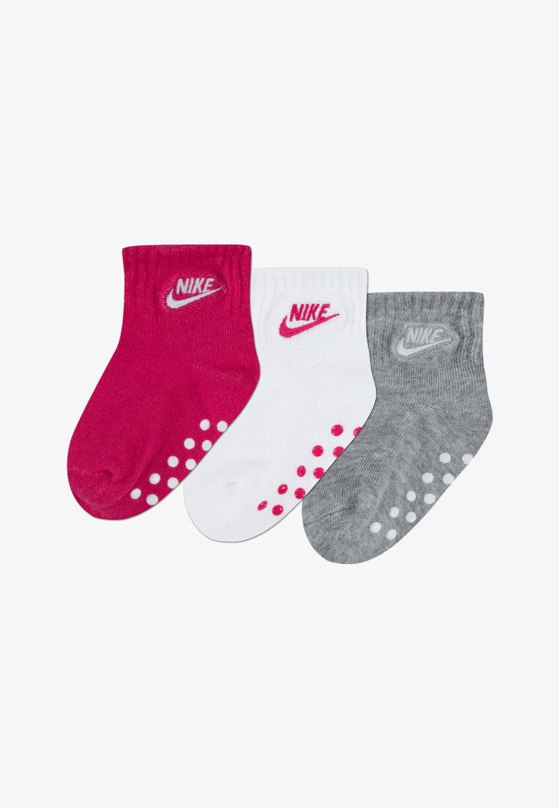 Nike čarape za malu djecu u ružičastoj, bijeloj i sivoj boji, s rebrastim rubovima, logotipom i gumiranim točkicama za bolje prianjanje na potplatu.