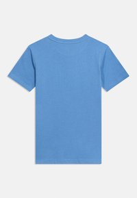 Απλό μπλε βαμβακερό μπλουζάκι με κοντά μανίκια, εμφανιζόμενο από πίσω σε λευκό φόντο.