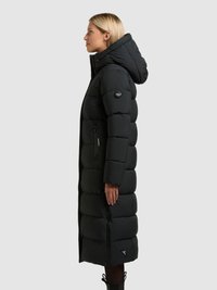 Longue doudoune noire avec capuche, dotée d'un design matelassé, d'une poche zippée sur le devant et d'un accent logo sur le haut du bras.