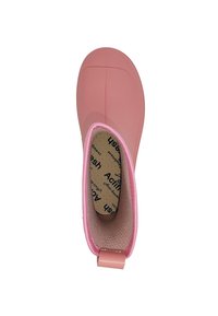 Botte de pluie en caoutchouc rose avec une texture lisse, un bout arrondi et une languette à l'arrière. L'intérieur présente une semelle intérieure texturée et à motifs.