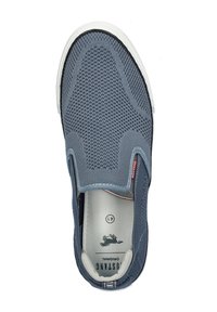 Šedá texturová slip-on obuv s prodyšným síťovinovým svrškem, bílou gumovou podrážkou a červeným akcentem loga na boku. Interiér obsahuje polstrovanou stélku.