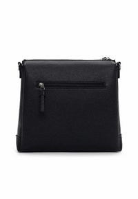 Czarna skórzana torba na ramię z teksturowanym wykończeniem, wyposażona w górne zapięcie na suwak oraz przednią kieszeń na suwak. Kwadratowy kształt z srebrnymi akcentami metalowymi.