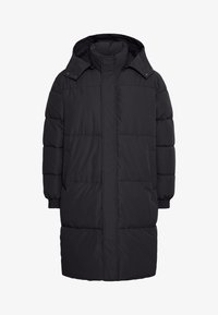 Abrigo acolchado negro con capucha, con un diseño acolchado, mangas largas y bolsillos laterales. Fabricado con material ligero y resistente al agua.