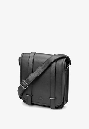 Sort læder crossbody-taske med justerbar rem, frontklap og to lodrette remme med metalspænder.