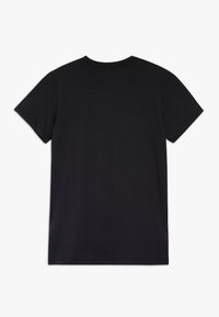 T-shirt in cotone nero con maniche corte, scollatura rotonda, texture liscia e nessuna grafica o motivo visibile sul retro.