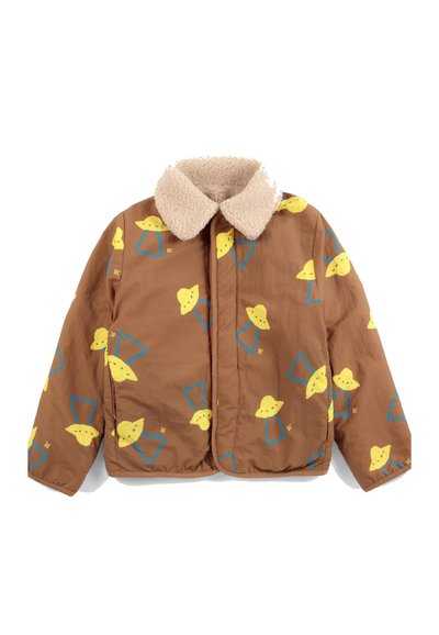 Veste marron avec col en polaire beige et motifs jaunes de soucoupe volante ainsi que des triangles bleus imprimés sur tout le tissu.