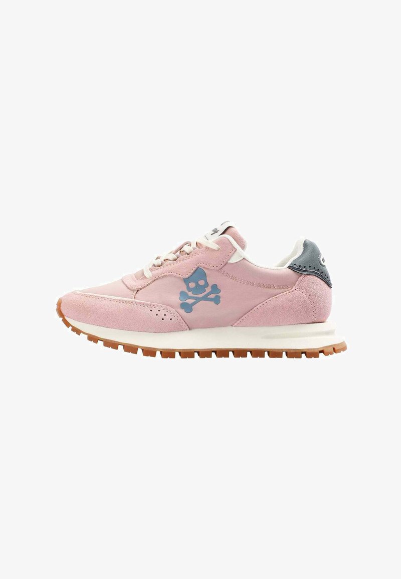 Sneaker in suede rosa chiaro con logo a forma di teschio blu, lacci bianchi e un tab sul tallone grigio. Presenta una suola in gomma testurizzata con un motivo di battistrada.
