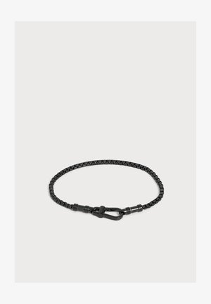 Bracelet chaîne en métal noir avec fermoir mousqueton sécurisé sur fond clair uni.