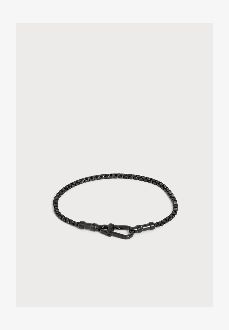 Bracelet chaîne en métal noir avec fermoir mousqueton sécurisé sur fond clair uni.
