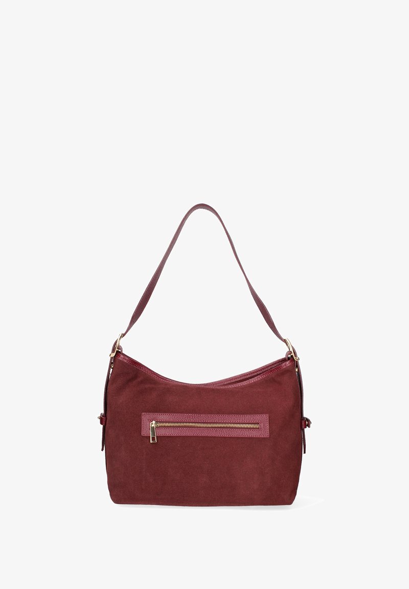 Borsa a tracolla in suede bordeaux con forma curva, tracolla singola e tasca frontale con zip, dotata di dettagli in metallo dorato.