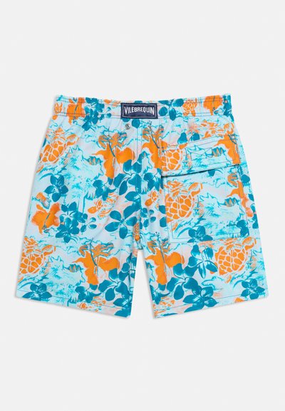 Ανοιχτό μπλε μαγιό σορτς με πορτοκαλί και τιρκουάζ τροπικό floral και σχέδιο με χελώνες, ελαστική μέση, πίσω τσέπη με καπάκι και ετικέτα Vilebrequin.