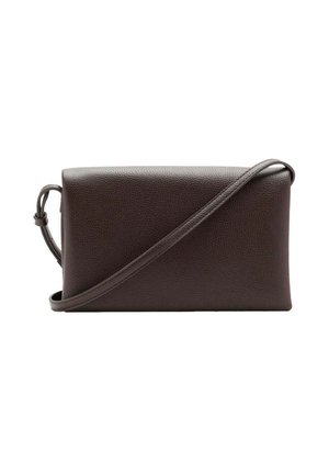 Sac bandoulière en cuir marron foncé avec une fine bandoulière réglable et une texture granuleuse, présenté sur fond blanc.