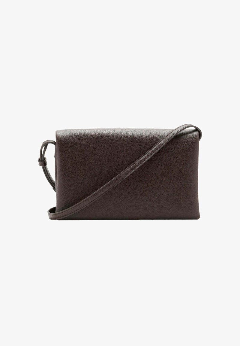 Sac bandoulière en cuir marron foncé avec une fine bandoulière réglable et une texture granuleuse, présenté sur fond blanc.