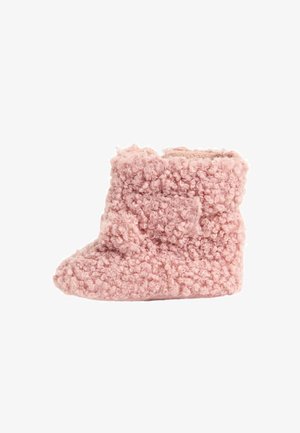 Rosa, flauschiger Stiefel aus strukturiertem, lockigem Stoff, mit einem weichen, eng anliegenden Schaft und einem leicht spitzen Zehendesign.