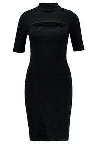 Schwarzes, tailliertes Kleid mit hohem Kragen, kurzen Ärmeln und einem horizontalen Ausschnitt unter der Brust. Hergestellt aus glattem, dehnbarem Stoff.