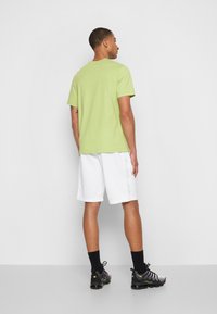 Nike Sportswear CLUB TEE - Navadna majica - vivid green