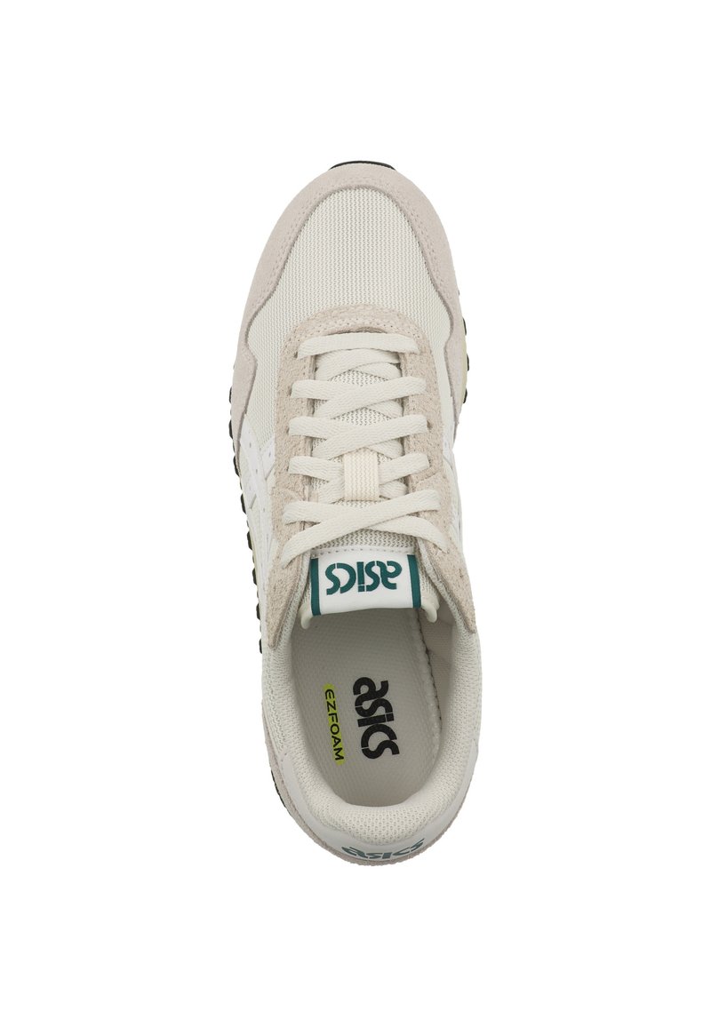 Białe sneakersy z siateczkową cholewką, zamszowymi akcentami, teksturowaną podeszwą oraz zielonym logo "ASICS" na języku. Zaokrąglony kształt palców.