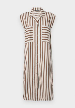 Abito chemisier bianco con strisce marroni verticali. Presenta un colletto, maniche corte e due tasche frontali. Tessuto fluido.