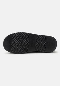 Suela de zapato de goma negra con un patrón de espiga texturizado, bordes redondeados y un diseño plano. Acabado suave y detalles mínimos.