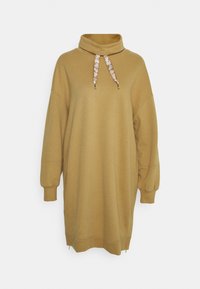Robe à capuche surdimensionnée de couleur camel avec manches longues bouffantes, poignets côtelés et cordons décoratifs suspendus à un col haut en entonnoir.