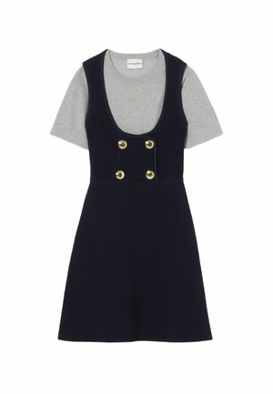 Robe en maille côtelée navy avec un décolleté rond, des manches courtes en t-shirt grises et des accents de boutons dorés à deux tons sur le devant.