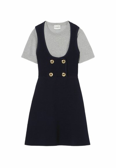 Robe en maille côtelée navy avec un décolleté rond, des manches courtes en t-shirt grises et des accents de boutons dorés à deux tons sur le devant.