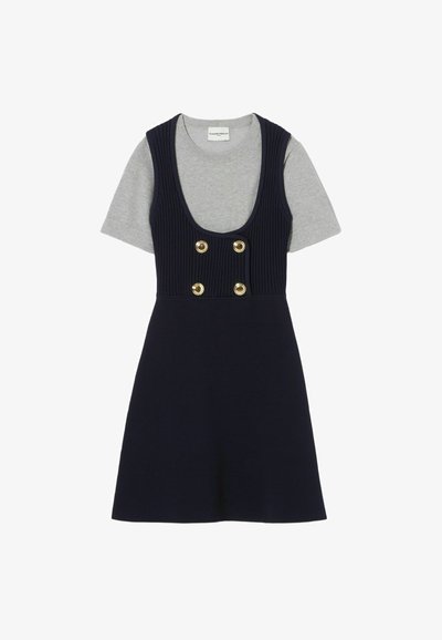 Abito a coste blu navy con scollo a barca, maniche corte grigie tipo t-shirt e doppi bottoni dorati sulla parte anteriore.