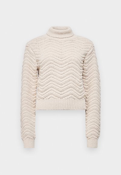 Crème-kleurige korte trui met een hoge nek, voorzien van een golvende textuurpatroon, geribbelde manchetten en een rechte zoom.