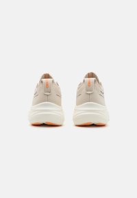 ASICS GEL-NIMBUS 26 - Zapatillas running asfalto - oatmeal/faded orange