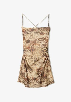 Robe slip à imprimé léopard avec des bretelles fines croisées, une silhouette décontractée et un tissu léger et fluide dans des tons beiges et marron.