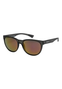 Gafas de sol de plástico negro con lentes ámbar degradados. Presentan una forma curva y el logotipo "ROXY" en el lado exterior de la patilla.