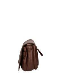 Borsa a mano in pelle marrone con superficie texturizzata, design plissettato e chiusura con zip. Presenta una tasca laterale e una forma superiore curvata.