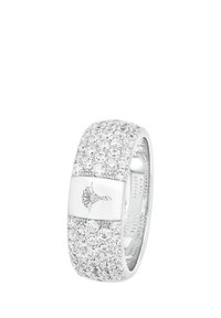 Anillo de plata con una banda de brillantes cristales transparentes y una tira central lisa grabada con un diseño floral. De forma redonda y textura pulida.