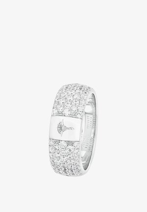 Silberner Ring mit einem Band aus funkelnden klaren Kristallen und einem glatten zentralen Streifen, der mit einem floralen Muster geprägt ist. Rund geformt, polierte Oberfläche.