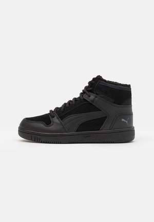 Baskets montantes noires avec fermeture à lacets, col rembourré et logo Puma sur le talon, vues de côté sur fond blanc.