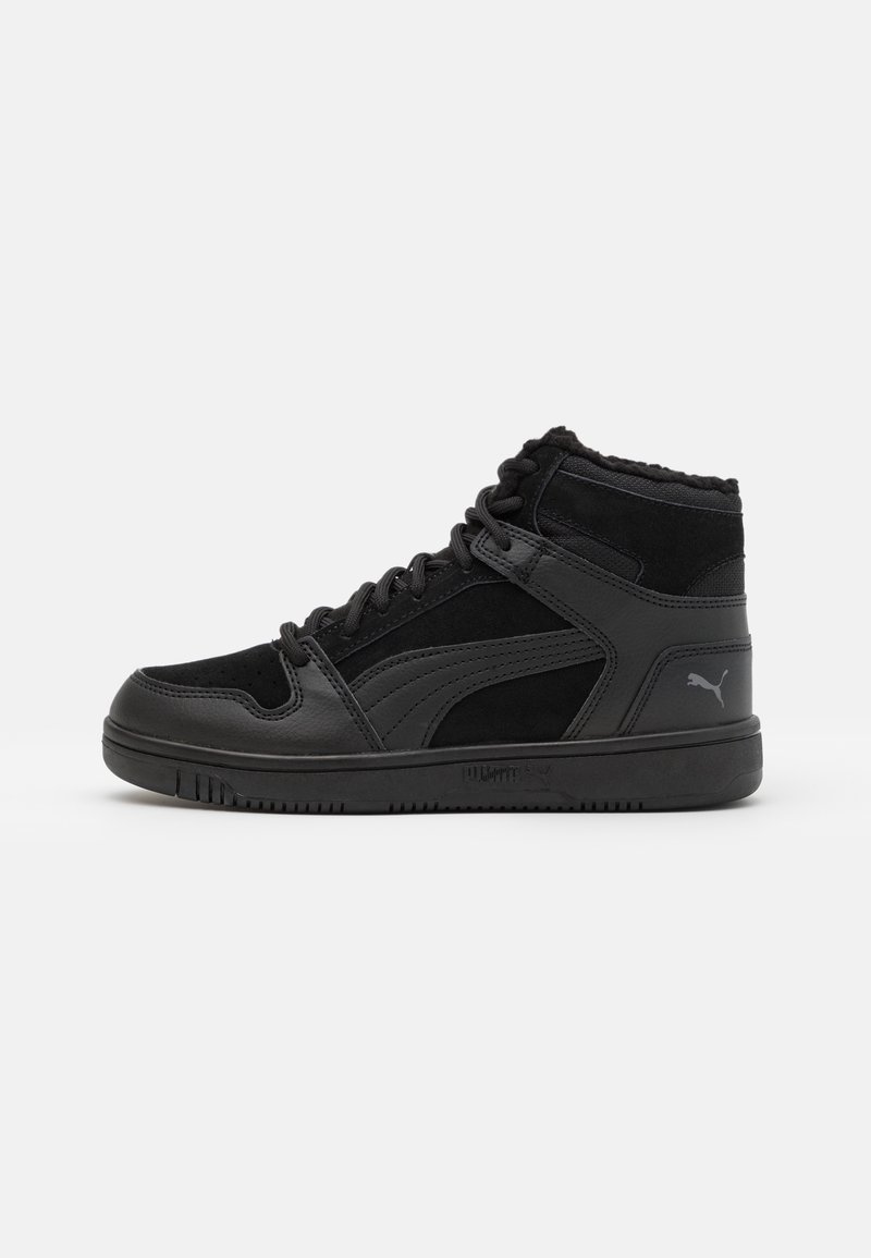Baskets montantes noires avec fermeture à lacets, col rembourré et logo Puma sur le talon, vues de côté sur fond blanc.