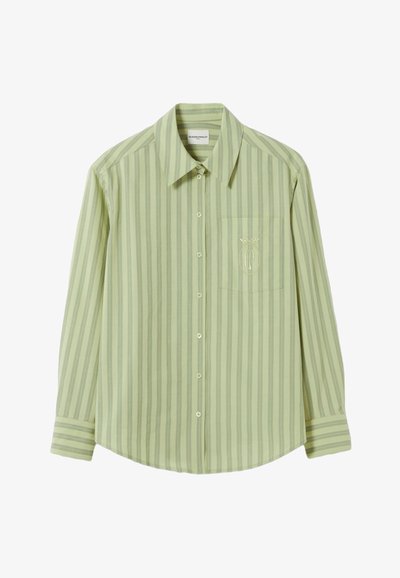 Chemise boutonnée verte à rayures, à manches longues, avec une poche poitrine et un détail de logo brodé. Fabriquée en tissu léger avec une texture lisse.
