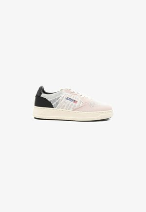 Niski sneaker z białą, różową i czarną dzianinową cholewką, kremową podeszwą, białymi sznurowadłami i logo Autry z flagą USA po boku.