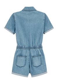 Svjetloplavi traper kombinezon s ovratnikom, kratkim rukavima, elastičnom strukom i dva stražnja džepa s preklopljenim rubovima.