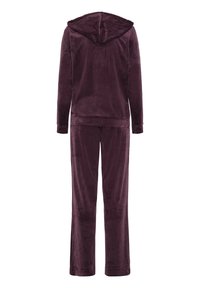 Bordowy dres z weluru z kapturem, długimi rękawami oraz pełnej długości spodniami z elastycznymi mankietami, zapewniający luźne dopasowanie i miękką fakturę.
